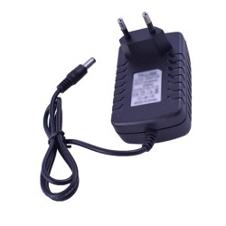 آداپتور 6 ولت 1.5 آمپر دیواری